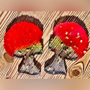 A pair of Afro cup holder made with resin